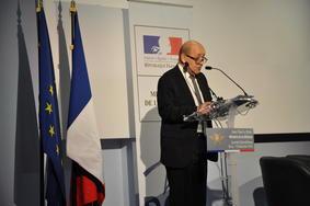 Le ministre de la Défense, Jean-Yves Le Drian, à Rennes, Bruz et Lannion, lundi 12 décembre 2016