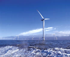 Photo d'éoliennes en mer